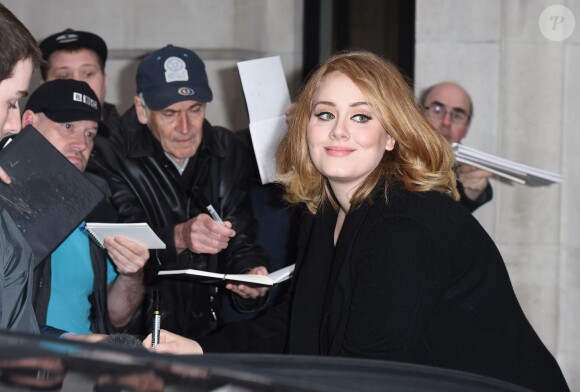 Adele quitte les locaux de BBC Radio 2, à Londres, le 23 octobre 2015