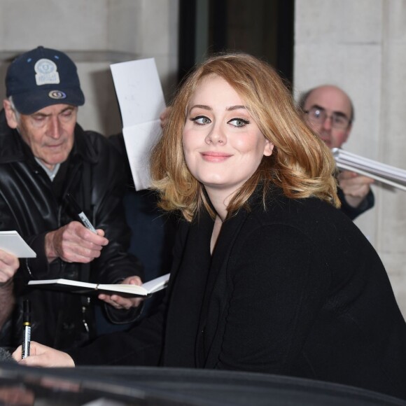 Adele quitte les locaux de BBC Radio 2, à Londres, le 23 octobre 2015