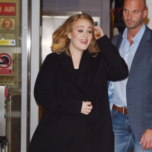 Adele quitte les locaux de BBC Radio 2, à Londres, le 23 octobre 2015