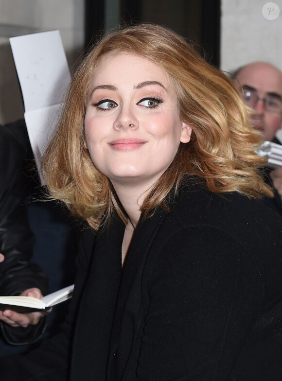 Adele quitte les locaux de BBC Radio 2, à Londres, le 23 octobre 2015