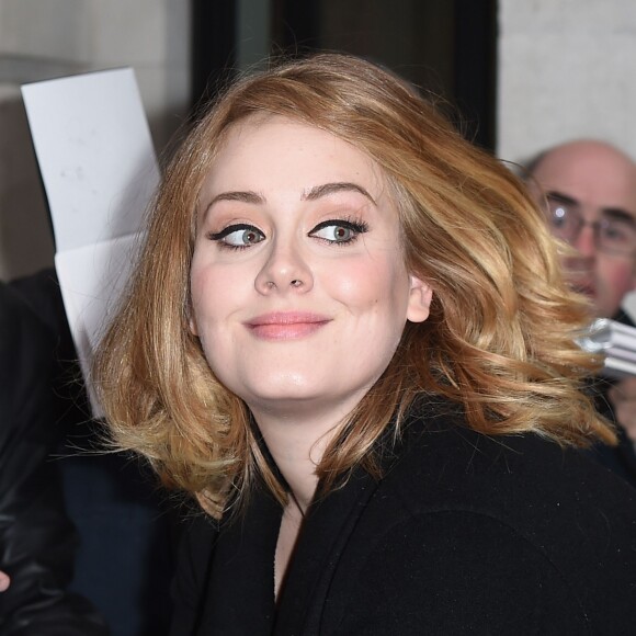 Adele quitte les locaux de BBC Radio 2, à Londres, le 23 octobre 2015