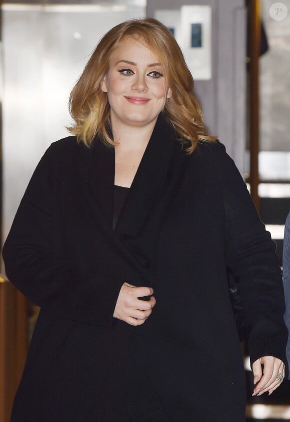 Adele quitte les locaux de BBC Radio 2, à Londres, le 23 octobre 2015