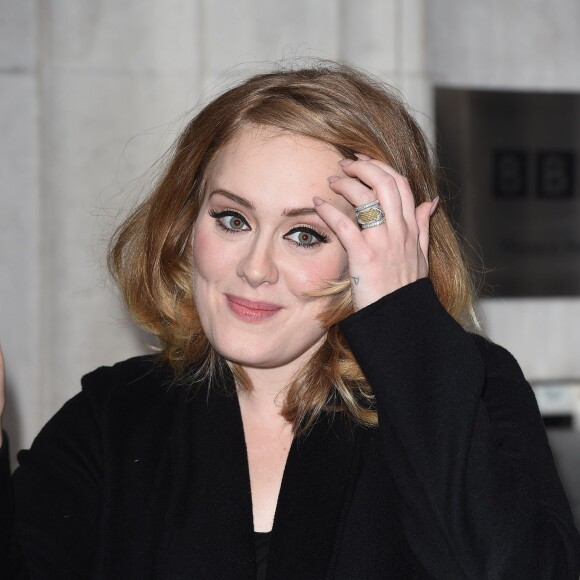 Adele quitte les locaux de BBC Radio 2, à Londres, le 23 octobre 2015