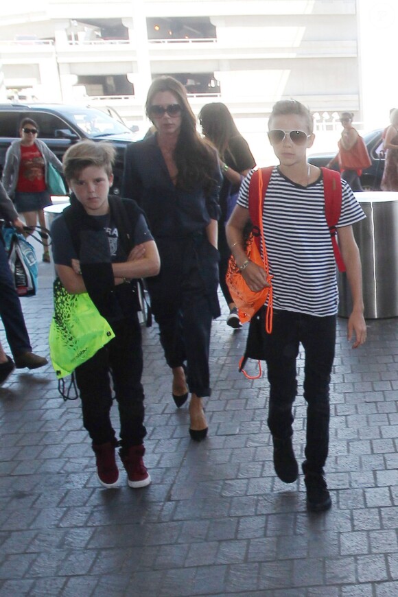 Victoria avec ses enfants Brooklyn, Romeo et Cruz à l'aéroport LAX de Los Angeles, le 31 août 2015