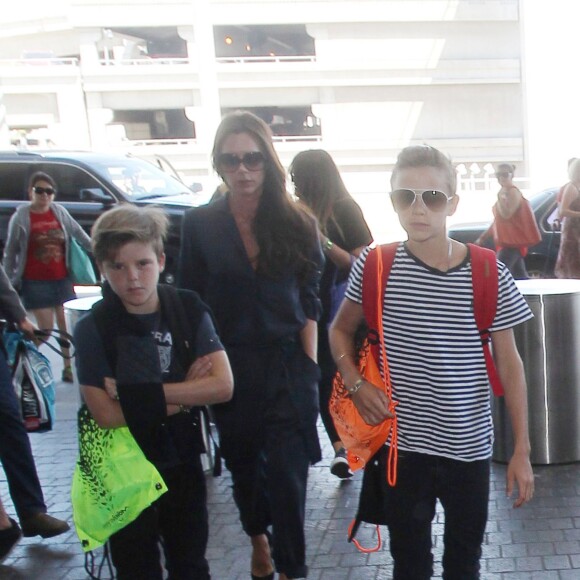 Victoria avec ses enfants Brooklyn, Romeo et Cruz à l'aéroport LAX de Los Angeles, le 31 août 2015