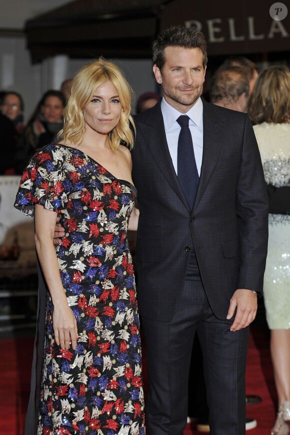 Sienna Miller et Bradley Cooper - Première du film "À vif !" à Londres 28 octobre 2015.