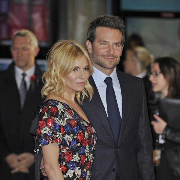 Sienna Miller et Bradley Cooper - Première du film "À vif !" à Londres 28 octobre 2015.