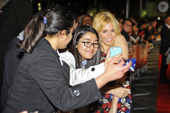 Sienna Miller - Première du film "À vif !" à Londres 28 octobre 2015.