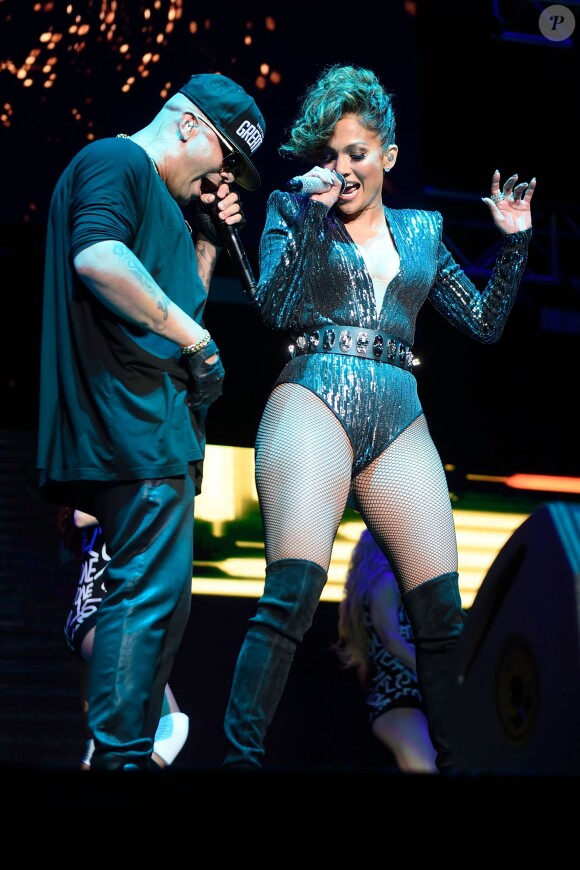 Jennifer Lopez et le rappeur Wisin sur la scène du Madison Square Garden lors du concert Megaton Mundial De Polito Vega 2015. New York, le 28 octobre 2015.
