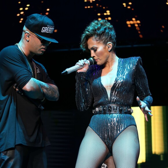 Jennifer Lopez et Wisin sur la scène du Madison Square Garden lors du concert/festival Megaton Mundial De Polito Vega 2015. New York, le 28 octobre 2015.