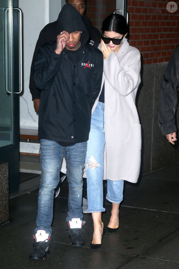 Kylie Jenner et son petit ami le rappeur Tyga quittent l'appartement de Kanye West à SoHo. New York, le 28 octobre 2015.