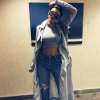 Kylie Jenner, modeuse sexy en trench-coat Haider Ackermann, crop top gris, jean et chaussures Gianvito Rossi à New York. Photo publiée le 29 octobre 2015.
