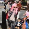 Lily Allen (cheveux roses) dans les rues de Londres lors de la fashion week, le 20 septembre 2015.