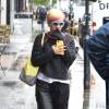 Exclusif - Lily Allen, les cheveux roses et jaunes fluo, se cache le visage des photographes en faisant du shopping dans les rues de Notting Hill à Londres. Le 29 avril 2015