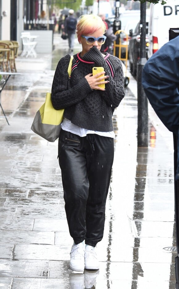 Exclusif - Lily Allen, les cheveux roses et jaunes fluo, se cache le visage des photographes en faisant du shopping dans les rues de Notting Hill à Londres. Le 29 avril 2015
