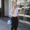 Lily Allen, blonde, fume une cigarette alors qu'elle se promène à Beverly Hills, le 24 mars 2015.