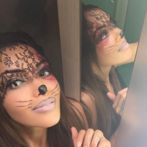 Nabilla Benattia déguisée en Cat Woman pour Halloween, le 31 octobre 2015.