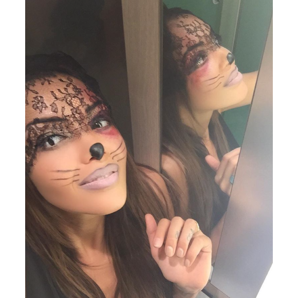 Nabilla Benattia déguisée en Cat Woman pour Halloween, le 31 octobre 2015.