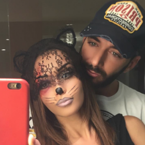 Nabilla déguisée en Cat Woman pour Halloween, au côté de Thomas Vergara, le 31 octobre 2015.