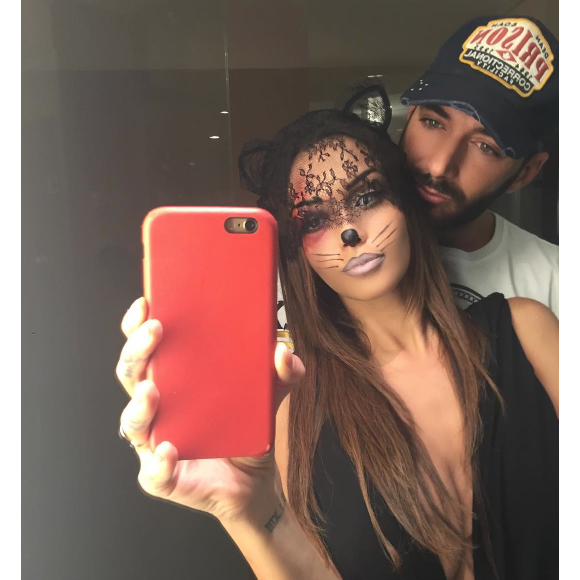 Nabilla déguisée en Cat Woman pour Halloween, au côté de Thomas Vergara, le 31 octobre 2015.