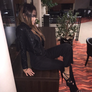 Nabilla Benattia déguisée en Cat Woman pour Halloween, au côté de Thomas Vergara, le 31 octobre 2015.
