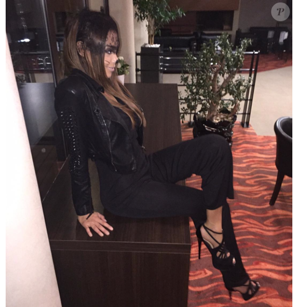 Nabilla Benattia déguisée en Cat Woman pour Halloween, au côté de Thomas Vergara, le 31 octobre 2015.