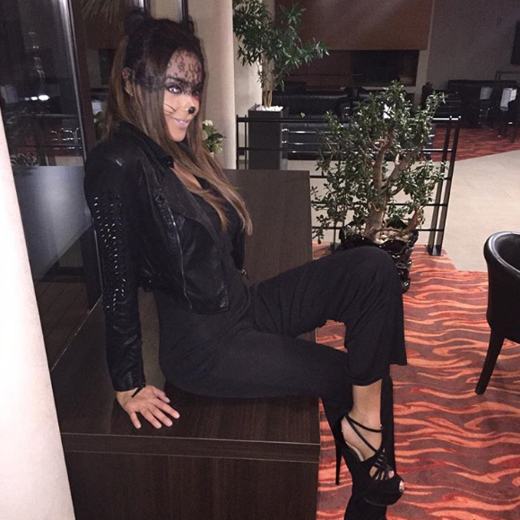 Nabilla déguisée en Cat Woman pour Halloween, le 31 octobre 2015.