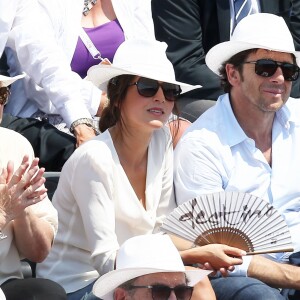 Patrick Bruel et sa compagne Caroline Nielsen - People dans les tribunes lors de la demi-finale des Internationaux de tennis de Roland-Garros à Paris, le 5 juin 2015.