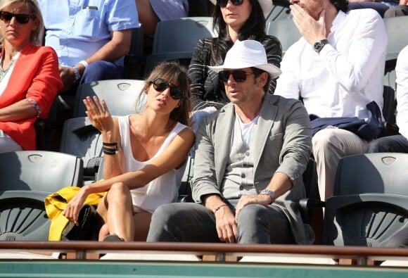 Patrick Bruel et sa compagne Caroline - People dans les tribunes lors du tournoi de tennis de Roland Garros à Paris le 30 mai 2015.
