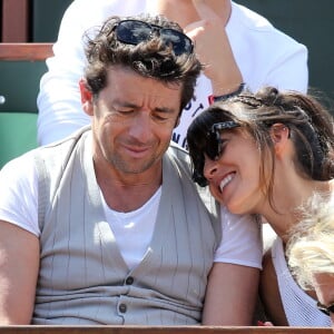 Patrick Bruel et sa compagne Caroline dans les tribunes des Internationaux de France de tennis de Roland Garros le 30 mai 2015.