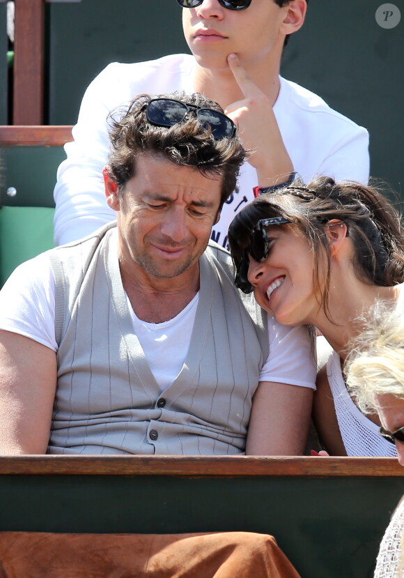 Patrick Bruel et sa compagne Caroline dans les tribunes des Internationaux de France de tennis de Roland Garros le 30 mai 2015.