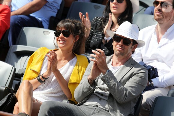 Patrick Bruel et sa compagne Caroline dans les tribunes des Internationaux de France de tennis de Roland Garros le 30 mai 2015.