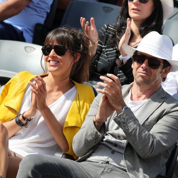 Patrick Bruel et sa compagne Caroline dans les tribunes des Internationaux de France de tennis de Roland Garros le 30 mai 2015.