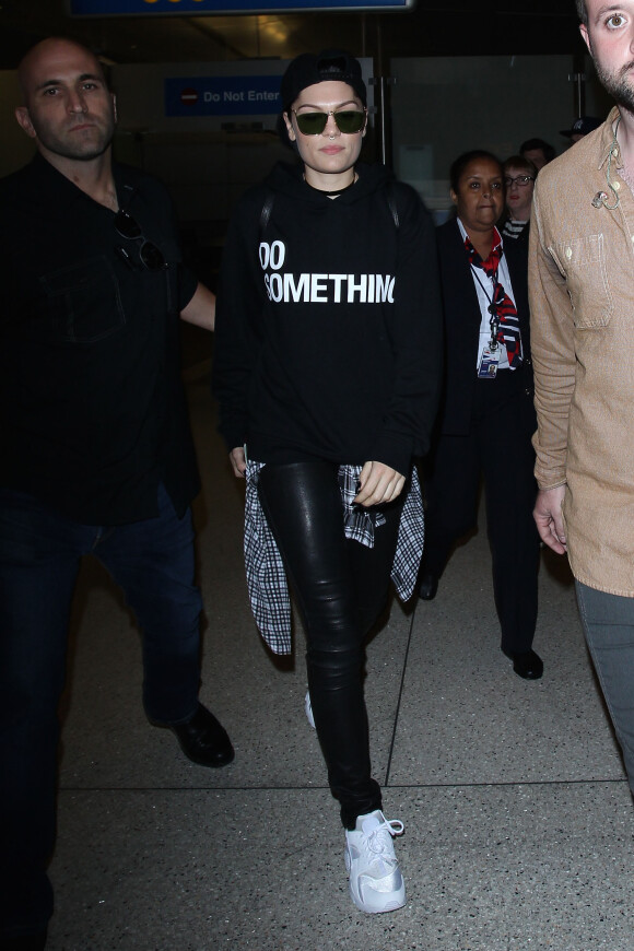 Jessie J arrive à l'aéroport de LAX à Los Angeles, le 18 septembre 2015