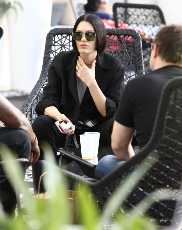 Jessie J discute avec des amis dans son hôtel à Miami, le 16 février 2015.
