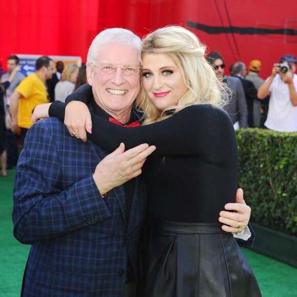 Meghan Trainor et son père lors de la première du film The Peanuts Movie à Los Angeles, le 1er novembre 2015