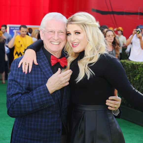 Meghan Trainor et son père lors de la première du film The Peanuts Movie à Los Angeles, le 1er novembre 2015