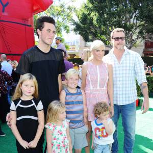 Tori Spelling, son mari Dean McDermott et leurs enfants à la première du film The Peanuts Movie à Los Angeles, le 1er novembre 2015