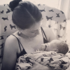 Lucy Liu et son petit garçon Rockwell pour annoncer la naissance (photo postée le 27 août 2015)