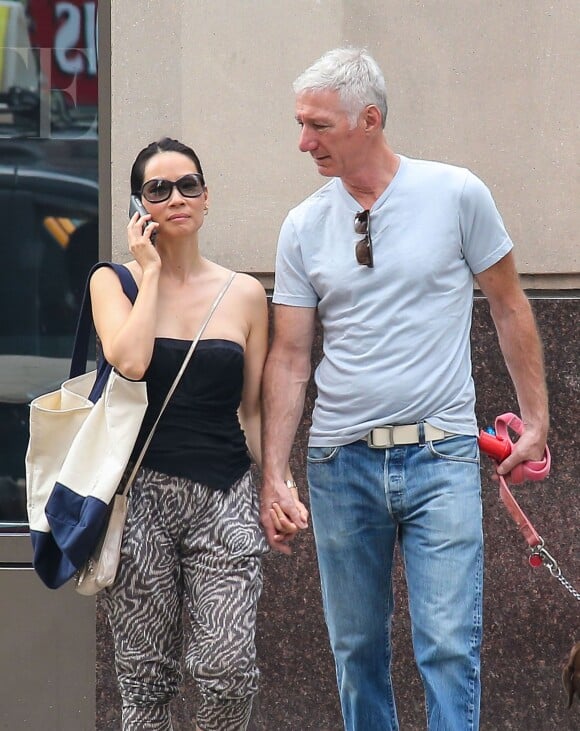 Lucy Liu fait du shopping avec son nouveau compagnon à New York le 17 août 2013