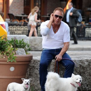 Mickey Rourke avec deux de ses chiens à New York le 21 juillet 2010.