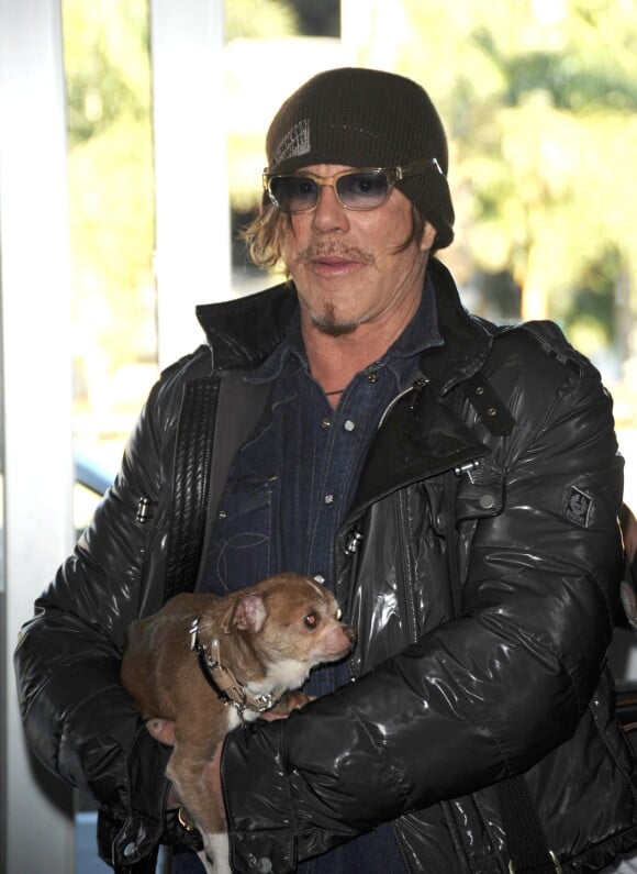 Mickey Rourke et un de ses chiens à Los Angeles, le 15 janvier 2009.