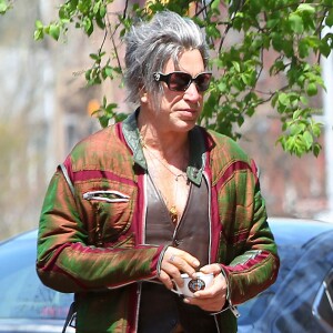 Mickey Rourke, avec un look toujours aussi surprenant, se balade avec un ami dans les rues de New York, le 19 avril 2015