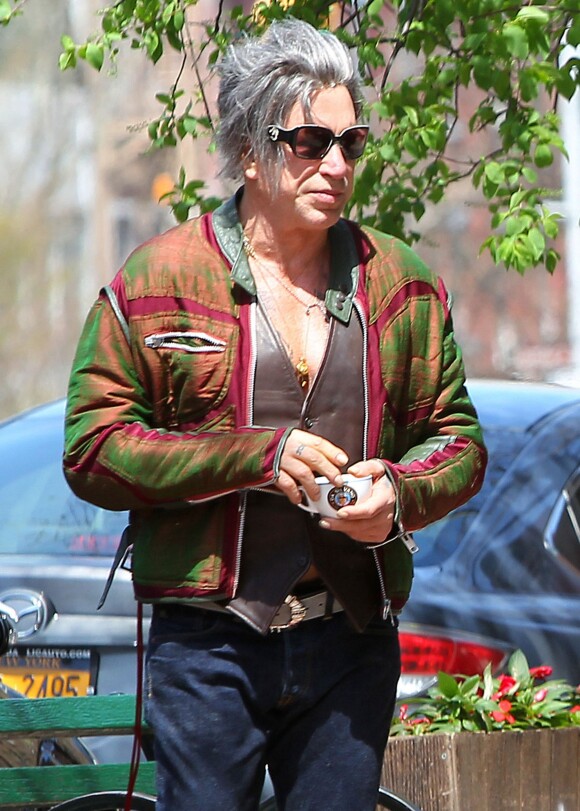 Mickey Rourke, avec un look toujours aussi surprenant, se balade avec un ami dans les rues de New York, le 19 avril 2015