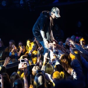 Justin Bieber quitte son propre concert après avoir chanté une seule chanson à Oslo, le 29 octobre 2015. Justin était furieux contre ses fans qui criaient et versaient de l'eau sur le devant de la scène. Il a tenté d'éponger, mais les fans n'ont pas cessé de déverser de l'eau! Très énervé, le chanteur a donc mis fin au show précipitamment, direction l'aéroport!!