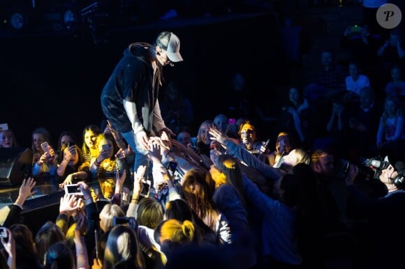 Justin Bieber quitte son propre concert après avoir chanté une seule chanson à Oslo, le 29 octobre 2015. Justin était furieux contre ses fans qui criaient et versaient de l'eau sur le devant de la scène. Il a tenté d'éponger, mais les fans n'ont pas cessé de déverser de l'eau! Très énervé, le chanteur a donc mis fin au show précipitamment, direction l'aéroport!!