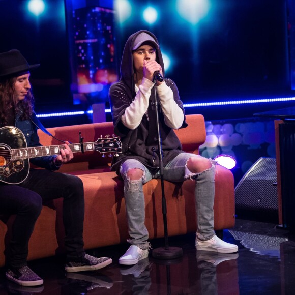 Justin Bieber sur le plateau de l'émission Senkveld à Oslo, avec les présentateurs Thomas Numme et Harald Ronneberg, le 29 octobre 2015