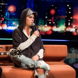 Justin Bieber sur le plateau de l'émission Senkveld à Oslo, avec les présentateurs Thomas Numme et Harald Ronneberg, le 29 octobre 2015.