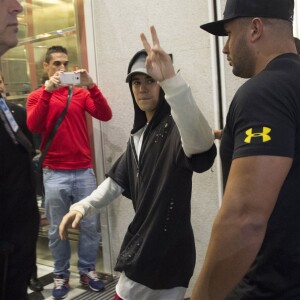 Justin Bieber salue ses fans à Madrid en Espagne le 28 octobre 2015.