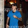 Le chanteur Justin Bieber quitte un restaurant de Milan le 26 octobre 2015.